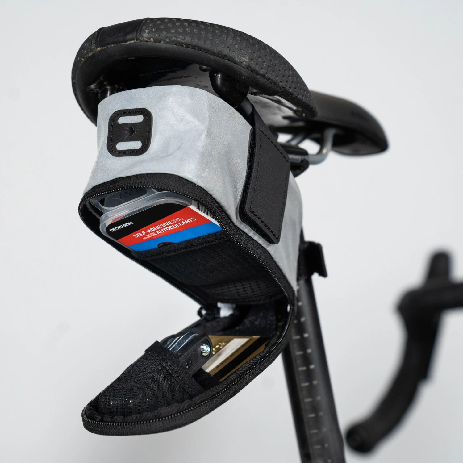 Decathlon Reflective Saddle Bag 0.6L Easy M 5 Decathlon Reflective Saddle Bag 0.6L Easy M - Image 3